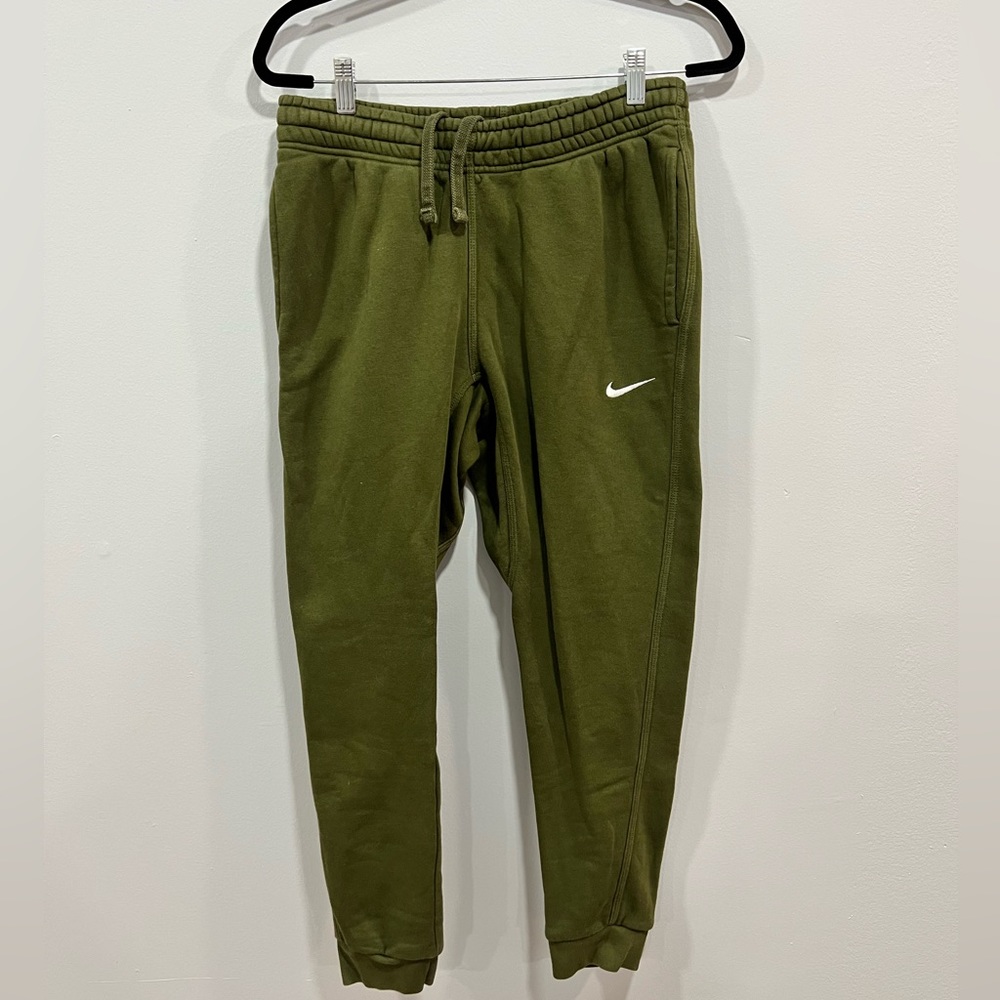 Nike joggers green with snap pocket on back men’s M